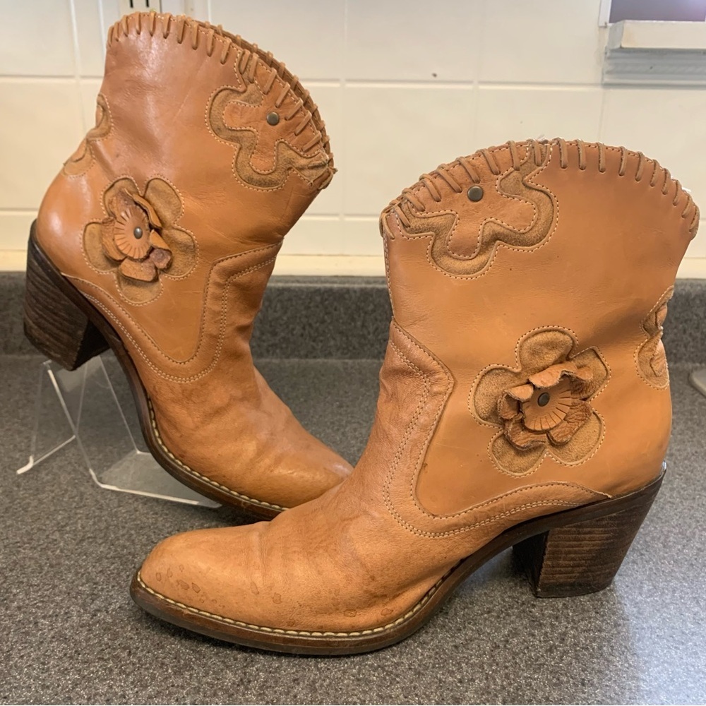 MIA Daisy Leather Short Cowboy Boot Flower Appliqué Boho Size 6.5 Western